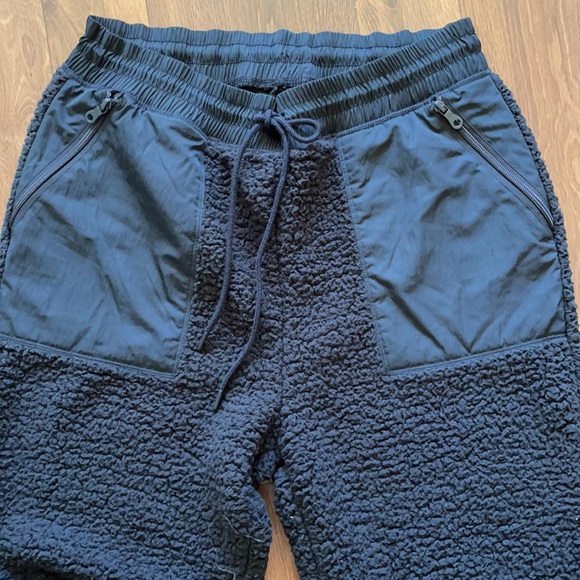 🆕OffLine By Aerie Fuzzy Sherpa Jogger Pant Black SHIPS SAME DAY📦‼️ - Picture 3 of 6